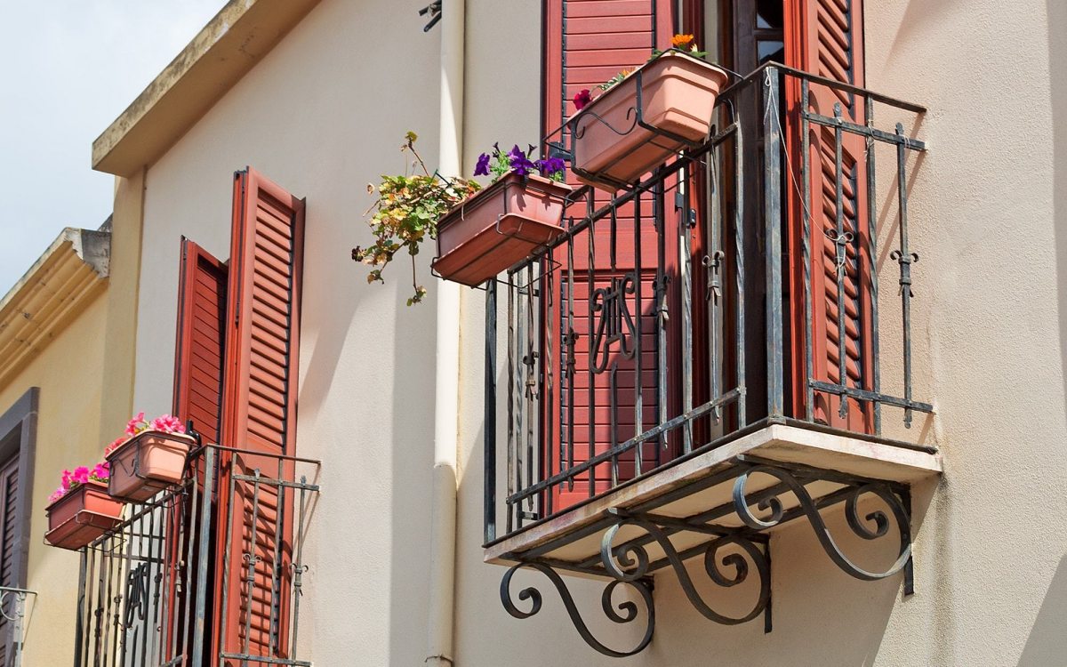 Le modifiche al parapetto del balcone non necessariamente incidono sul decoro del caseggiato