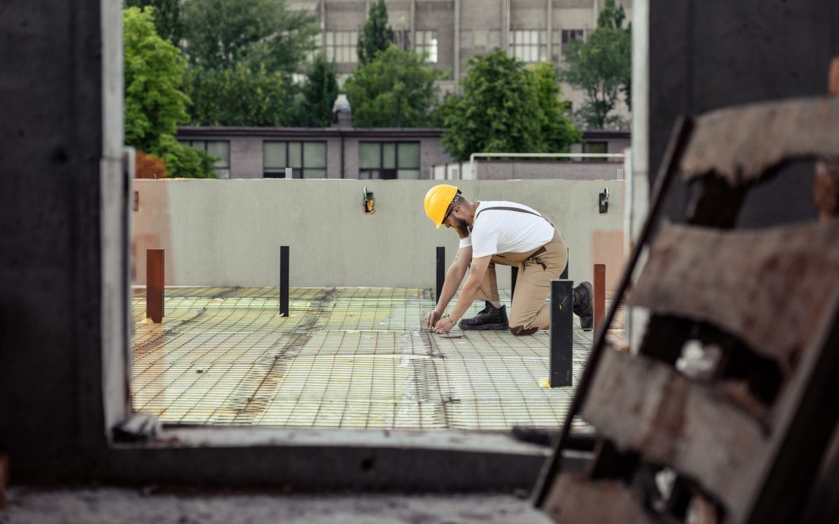 Meglio non ritardare i lavori di rifacimento del lastrico comune: il condominio rischia onerose conseguenze economiche