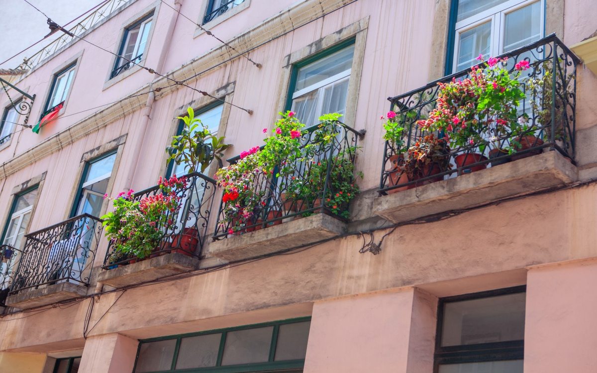 Per agganciare manufatti al sottobalcone devo sempre chiedere al proprietario del balcone aggettante?