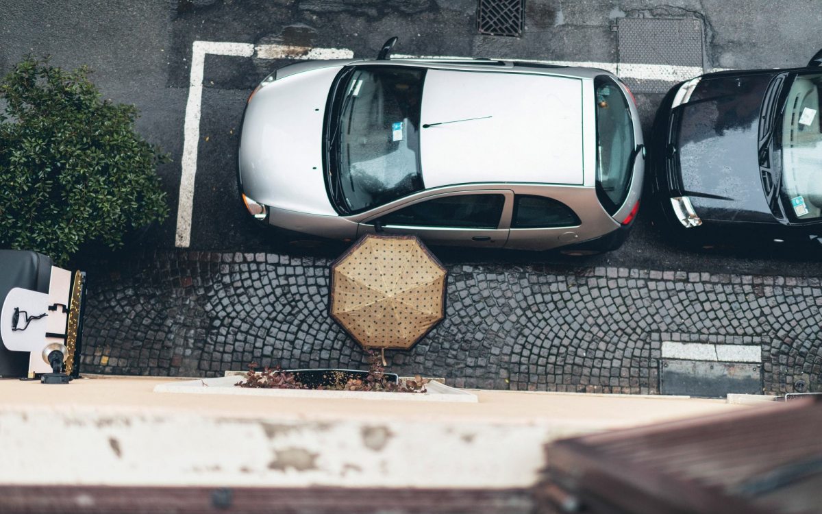 Chi parcheggia abusivamente in condominio commette due reati