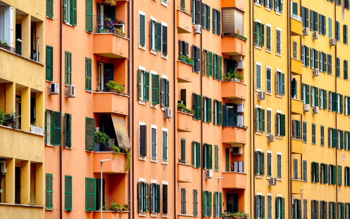 Condominio accusato di sversare liquami dalla colonna fecale nella proprietà di un terzo