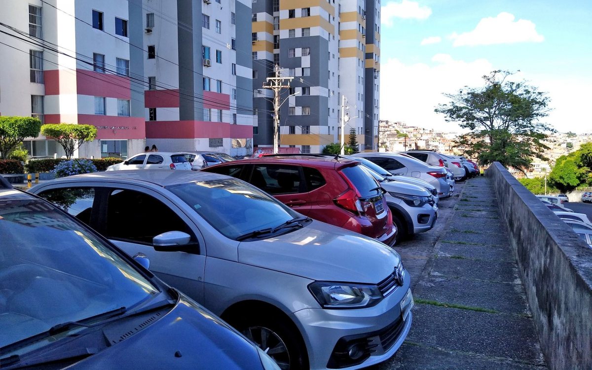 Assegnazione di posto auto nel cortile e richiesta del condomino di averne un altro dopo l’acquisto di un SUV: l’assemblea è tenuta a riassegnare i posti?