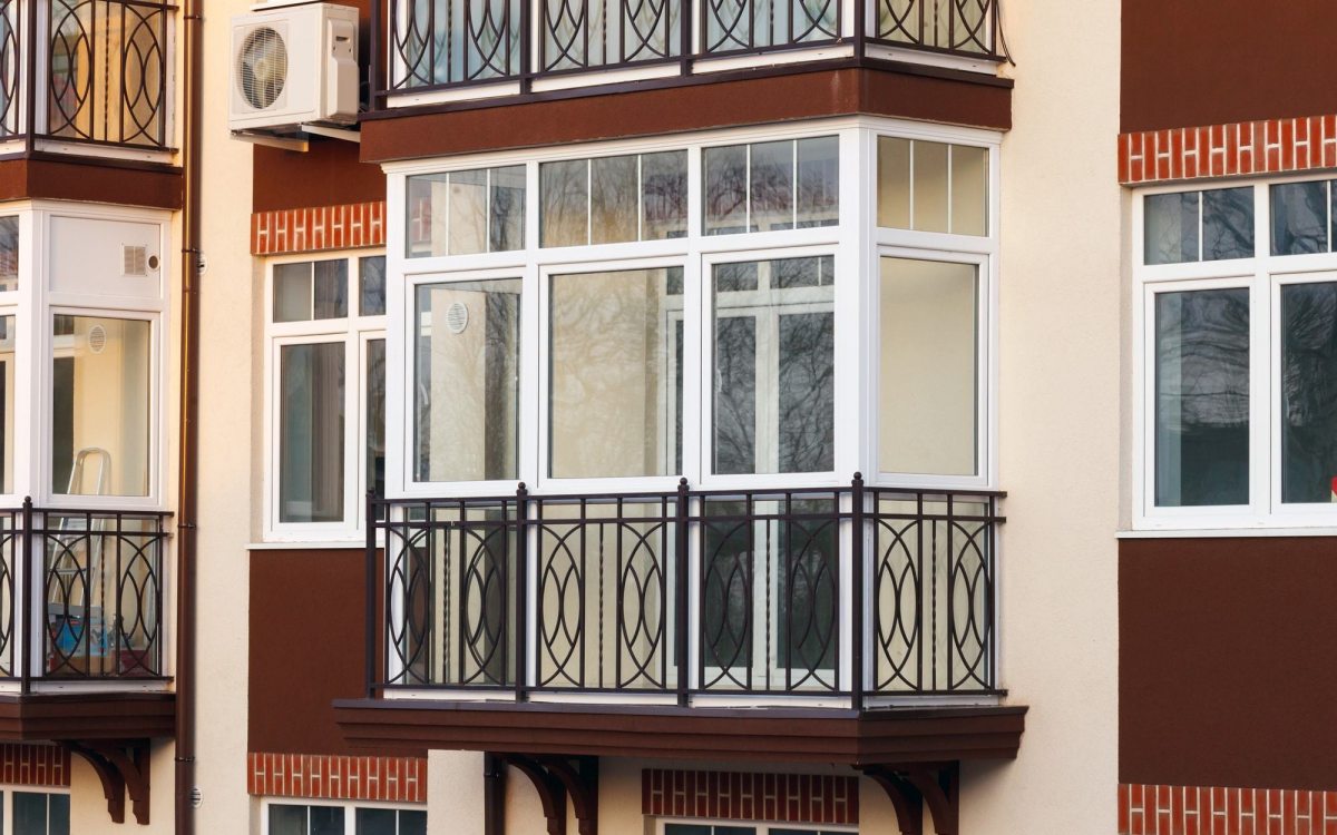 Edilizia libera e vetrate panoramiche amovibili solo se installate su  balconi aggettanti o logge incassate
