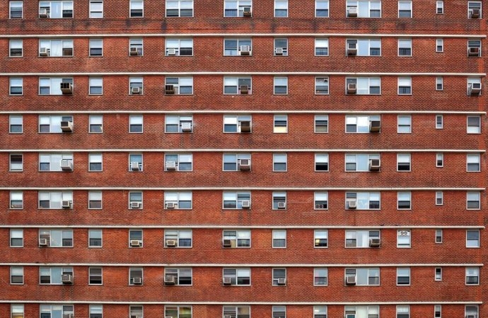 Non è valida la delibera che immotivatamente rifiuti la richiesta del condomino di installare macchinari per climatizzazione nelle parti comuni