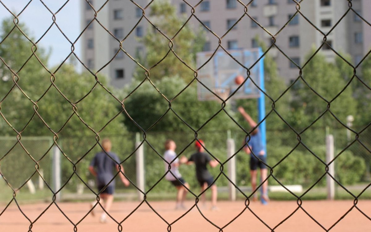 Canestro da basket nel cortile condominiale