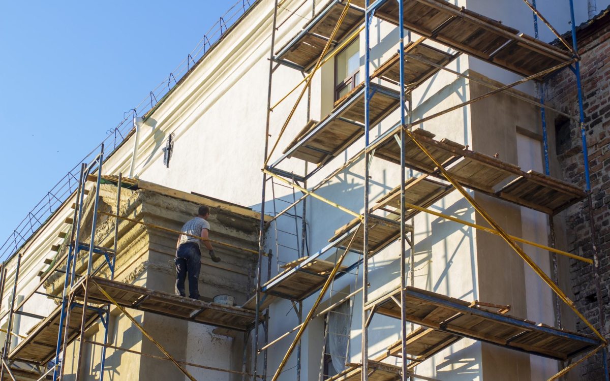 Bonus facciate: l’impresa non può bloccare i lavori sostenendo che è colpa del repentino cambiamento delle norme fiscali