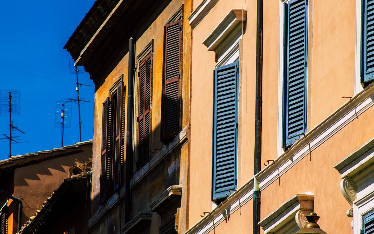 La delibera di un’assemblea totalitaria che decide con la partecipazione di condomini esclusi dal singolo condominio parziale è annullabile