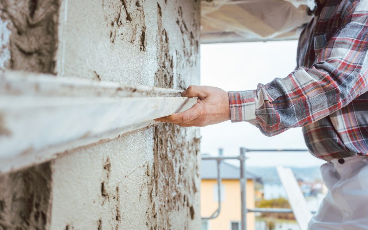 Distacchi di intonaco e parti murarie dalla facciata del fabbricato condominiale: la diffida dei vigili del fuoco al non utilizzo della rampa di accesso ai garage del condominio limitrofo