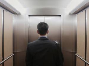 Crollo di un ascensore: il condominio non è responsabile se gli occupanti superano il peso di massimo carico