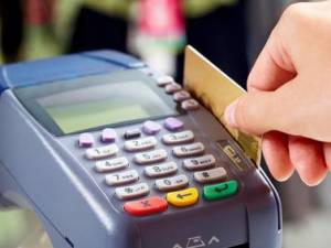 Forse anche l'amministratore di condominio non può più rifiutare il pagamento degli oneri condominiali con bancomat o carta di credito.