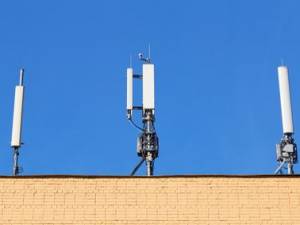 L'inquilino scappa perchè le antenne per telefonia cellulare sul tetto sono troppo rumorose. Si al risarcimento del danno.
