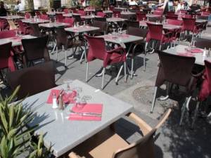 Tavolini e sedie dei bar nelle parti comuni