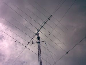 Si possono installare antenne per radioamatori su tetti condominiali senza titolo edilizio