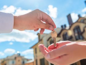 Il regolamento di condominio vieta gli affittacamere. 300 euro al giorno di multa al proprietario fino a quando non adempie all'ordine di cessazione