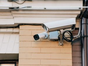 Esclusa la violenza privata per chi installa le telecamere nel muro perimetrale della sua casa, ma la normativa privacy si applica ugualmente