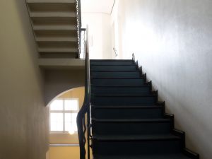 Cosa fare se i condòmini non vogliono pitturare le scale?