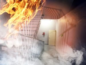 L'incendio di un appartamento in condominio finisce per coinvolgere l'intero stabile: chi paga i danni?