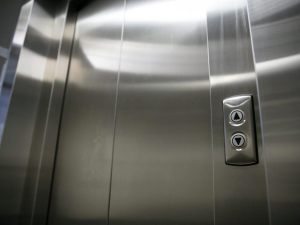 L'ascensore può realizzarsi in deroga alle distanze da pareti finestrate perché abbatte una barriera architettonica