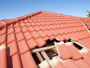 Condominio minimo e manutenzione del tetto: se non c'è unanimità, decide il giudice