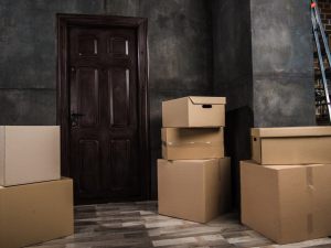 Spostare le scatole può essere reato? Un caso particolare.