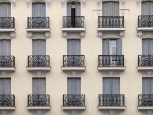 I mosaici sul parapetto dei balconi e il marcapiano sommitale sono beni comuni