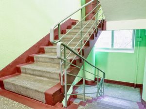 Caduta sulle scale e situazione di pericolo imprevedibile: quando l'insidia è dietro l'angolo