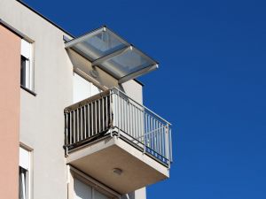 Può un condomino installare una pensilina sul suo balcone? Quando lede il decoro architettonico e quando necessita dell'autorizzazione del condominio?
