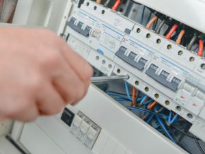 Elettricità per mezzo del contatore del costruttore: chi paga?