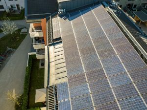 Il conduttore può chiedere di installare un impianto fotovoltaico sul lastrico solare? E se il condominio ritarda nell’esaminare la richiesta il conduttore può chiedere i danni ai condomini?