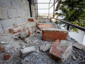 Crollo di piani di un edificio condominiale a causa di interventi di ristrutturazione del piano sottostante: le responsabilità