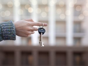 Richiesta di consegna delle chiavi e conflitto con il condominio: l'individuazione del giudice competente