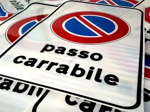 Vecchissima autorizzazione del passo carrabile a favore di un condomino e revoca (ingiustificata) del Comune