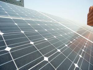 Installazione di pannelli fotovoltaici sul tetto comune: serve la delibera assembleare?