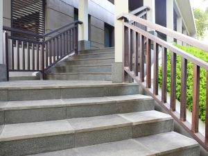 Minime difformità di costruzione delle scale condominiali possono giustificare la responsabilità del condominio in caso di caduta del condomino?