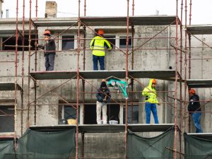 Accesso al lastrico altrui per completare i lavori alla facciata: il condominio deve pagare un’indennità al terzo?