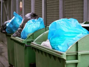 Quali i limiti per il condominio nel posizionare sul suolo pubblico i contenitori per la raccolta dei rifiuti
