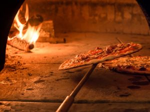 Per le immissioni illecite dalla pizzeria si può ottenere il risarcimento per danno al normale svolgimento della vita personale