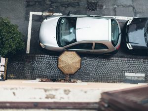 Chi parcheggia abusivamente in condominio commette due reati