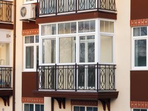 Vetrate panoramiche amovibili: rientrano tra le attività di edilizia libera solo se installate su balconi aggettanti o logge incassate