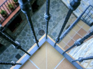 Sostituire parapetto balcone con ringhiera: serve delibera?