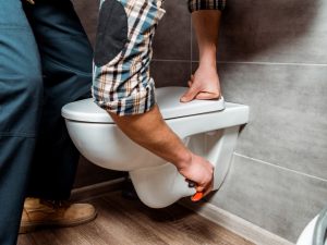Spostamento attacchi, scarichi e sanitari del bagno: il condomino deve stare attento alle distanze legali