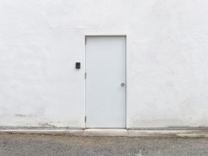 Apertura porta nel muro condominiale: è un'innovazione?